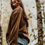 Pokochaj bluzy z szerokimi ramionami: 10 sposobów na styl, który wysmukla