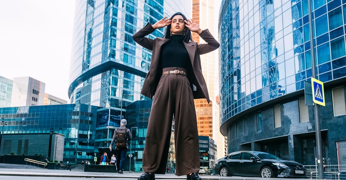Jak nosić paperbag pants modnie? 7 trików stylizacyjnych, które zawsze działają