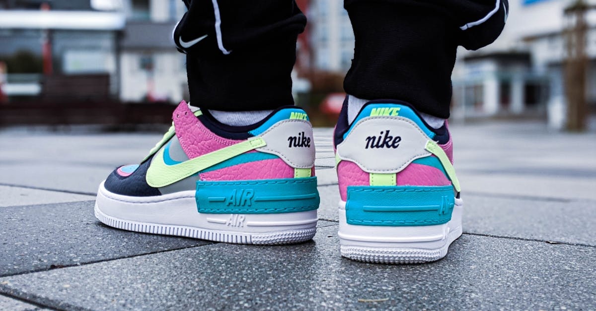 Jak wybrać najmodniejsze sneakersy na koturnie? Przewodnik stylu i wygody na ten sezon