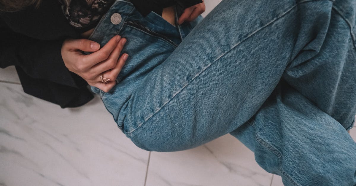 Baggy jeans na luzie: jak je nosić, by wyglądać świetnie bez wysiłku