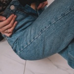 Baggy jeans na luzie: jak je nosić, by wyglądać świetnie bez wysiłku