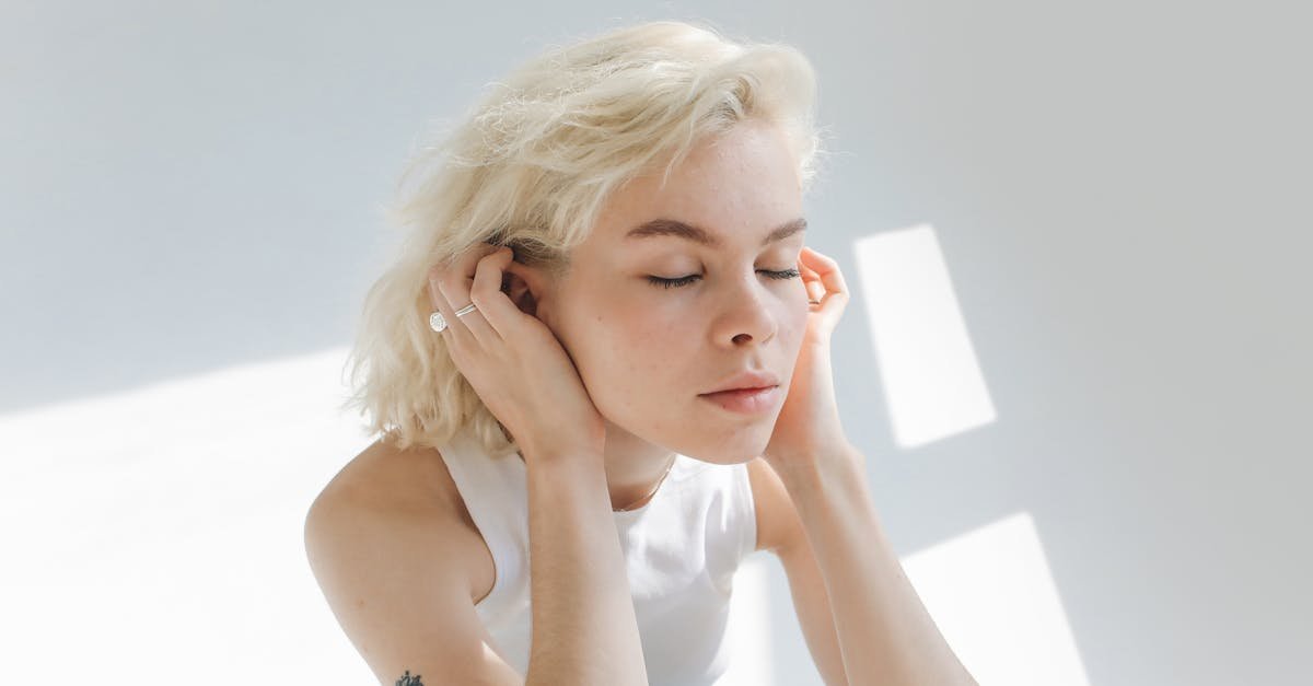 Modne stacked ears bez podrażnień: jak pielęgnować i stylizować wielokrotne przekłucia ucha