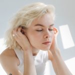 Modne stacked ears bez podrażnień: jak pielęgnować i stylizować wielokrotne przekłucia ucha
