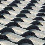 Dachówka cementowa czy ceramiczna? Porównanie kosztów, trwałości i wyglądu — wybierz dach na lata