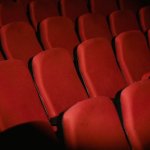 Od tremy do owacji: jak rozwijać talent aktorski w teatrze