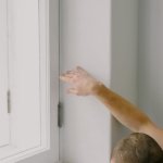 Zero przeciągów: samodzielny montaż czujników okiennych krok po kroku